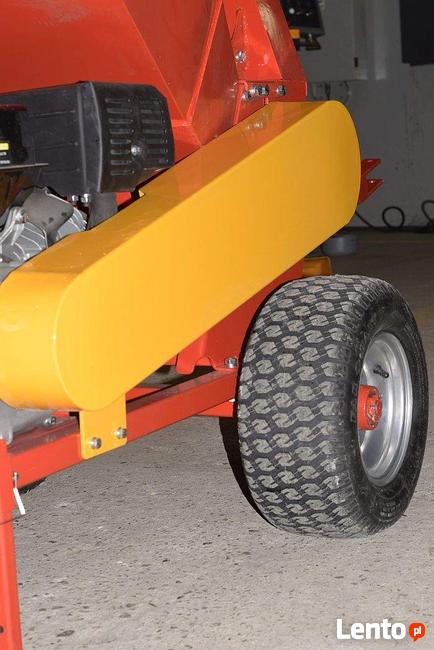 Rębak - rozdrabniacz do gałęzi z wyrzutnikiem i workownicą.