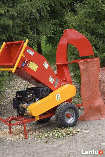 Rębak - rozdrabniacz do gałęzi z wyrzutnikiem i workownicą.