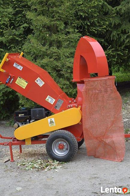 Rębak - rozdrabniacz do gałęzi z wyrzutnikiem i workownicą.