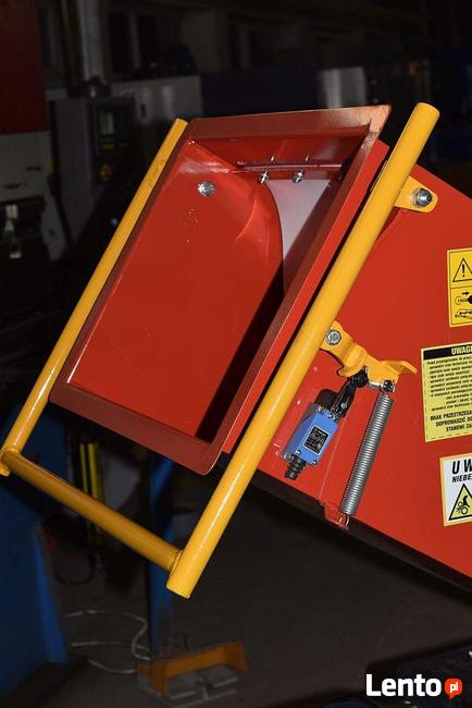 Rębak - rozdrabniacz do gałęzi z wyrzutnikiem i workownicą.