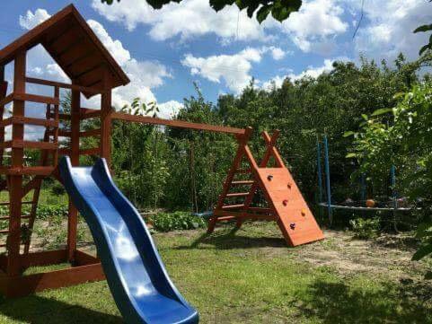 Płac zabaw dla dzieci z domkiem