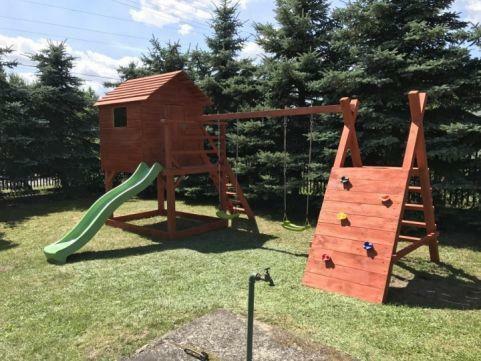 Płac zabaw dla dzieci z domkiem