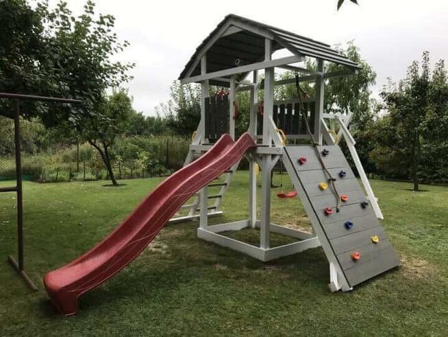 Płac zabaw dla dzieci z domkiem