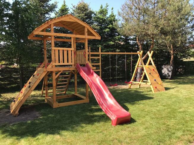 Płac zabaw dla dzieci z domkiem