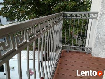 Montaż deski tarasowej na balkonie