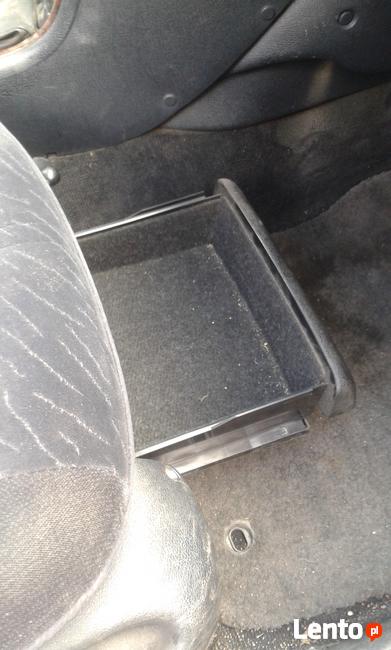 Skrytka pod siedzeniem przedmim pasarzera