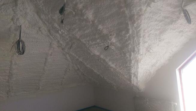 ocieplanie pianą ocieplenie pianką PUR izolacja natryskowa