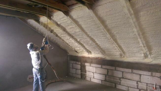 ocieplanie pianą ocieplenie pianką PUR izolacja natryskowa