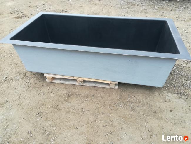 Zbiornik kwadratowy pod fontannę.