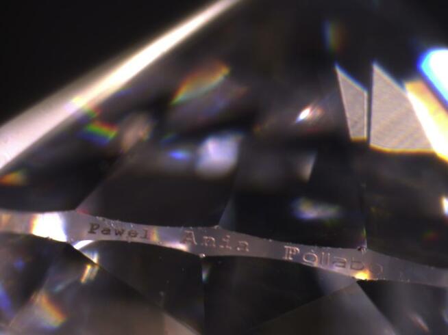 Diamenty własnej marki, brylanty z dedykacją, grawerowanie