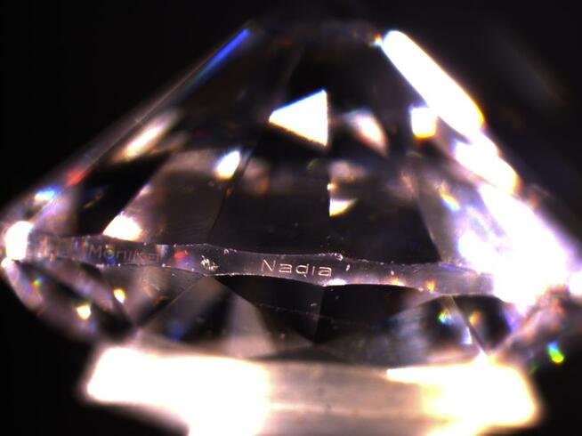 Diamenty własnej marki, brylanty z dedykacją, grawerowanie