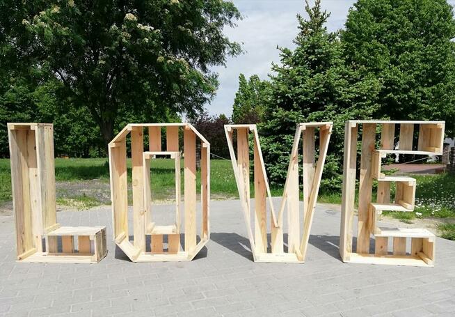 Wynajem drewnianego napisu LOVE