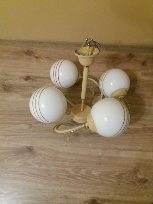 lampa wisząca z czterema źródłami światła