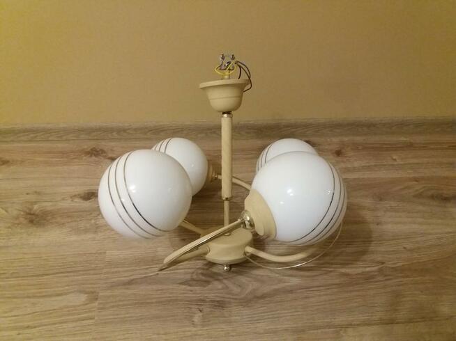 lampa wisząca z czterema źródłami światła