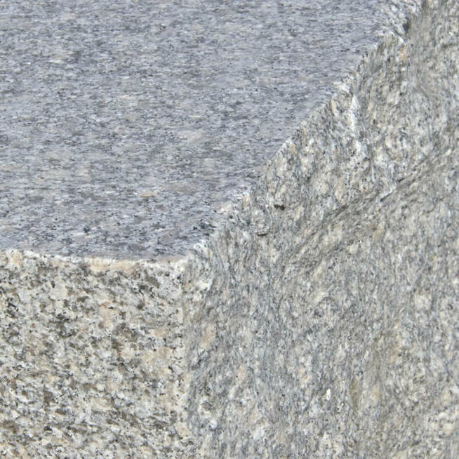 Stopień Blok granitowy G602 łupany i płomieniowany 130x35x15