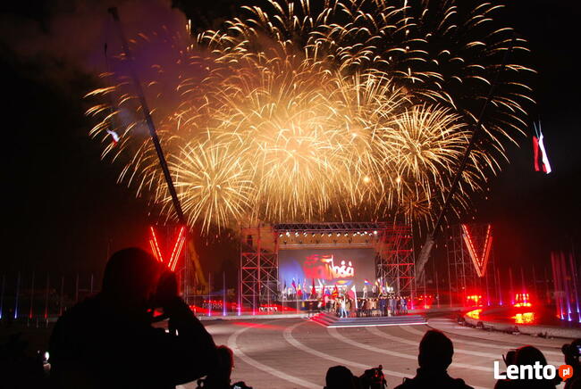 pokaz pirotechniny-fajerwerki, dym konfetti iskry bańki