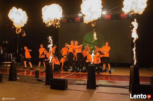 pokaz pirotechniny-fajerwerki, dym konfetti iskry bańki