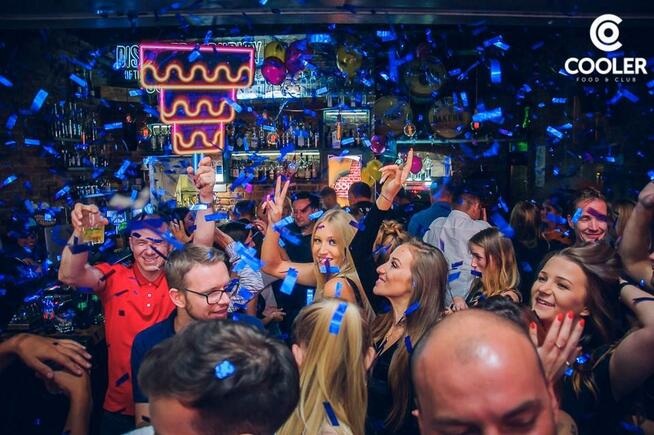 pokaz pirtotechniczny - niski dym, płomienie, fontanny