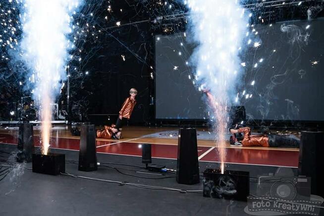 pokaz pirtotechniczny - niski dym, płomienie, fontanny