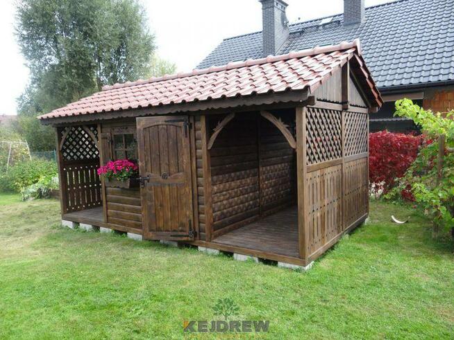 Domek + drewutnia kryta dachówką