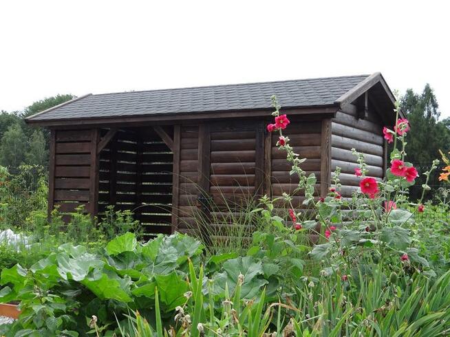 Domek + drewutnia kryta dachówką