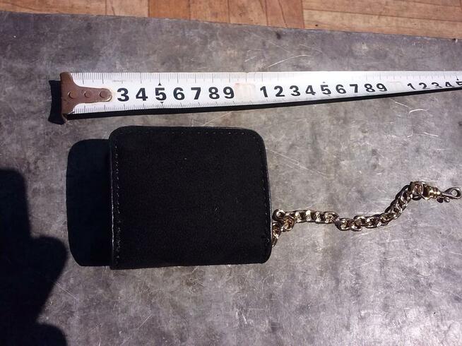 Malutka torebka ozdobna, flausz, łańcuszek, 15 zł.