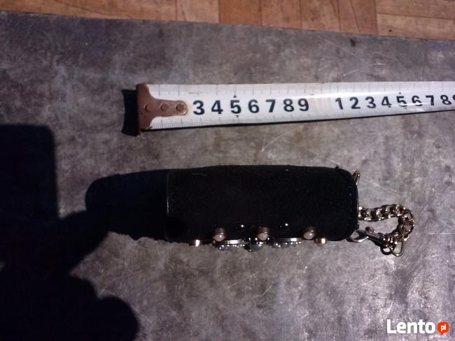 Malutka torebka ozdobna, flausz, łańcuszek, 15 zł.