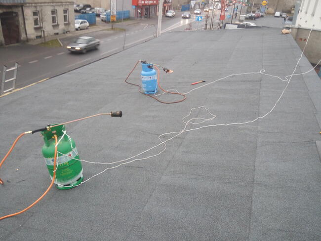 Krycie dachów papą termozgrzewalna