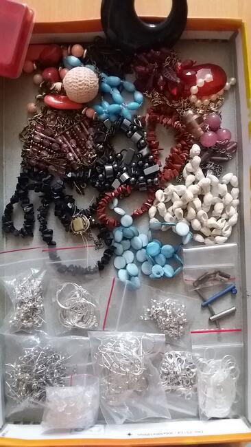 Koraliki i inne elementy do tworzenia biżuterii 99 zł