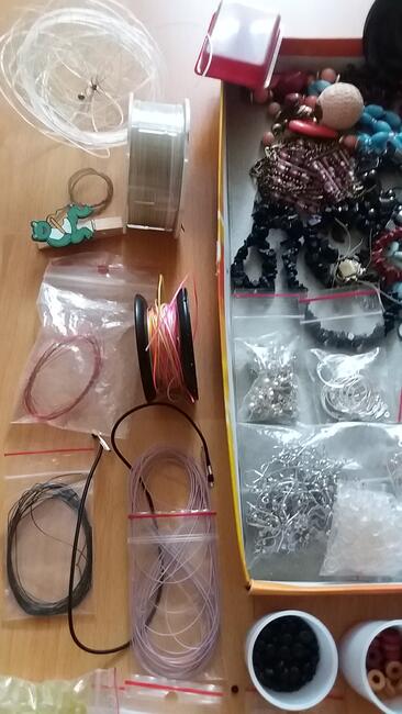 Koraliki i inne elementy do tworzenia biżuterii 99 zł