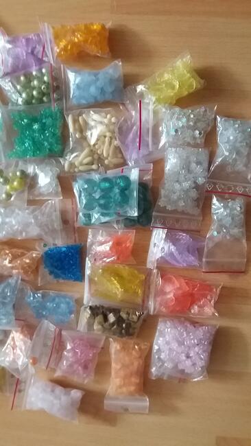 Koraliki i inne elementy do tworzenia biżuterii 99 zł