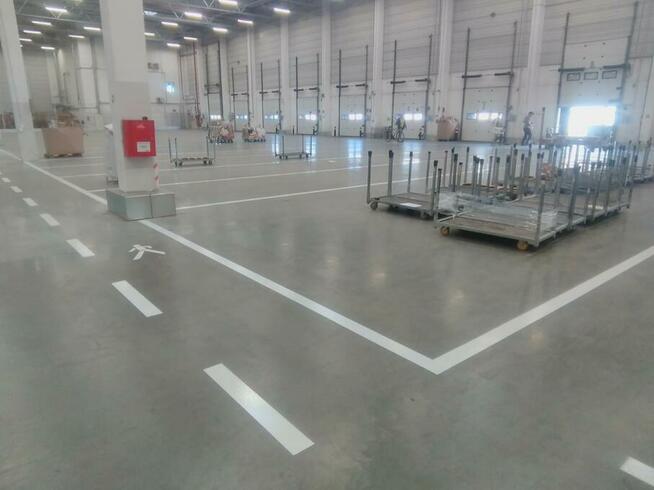 Oznakowanie Poziome malowanie pasów i linii. Parking magazyn