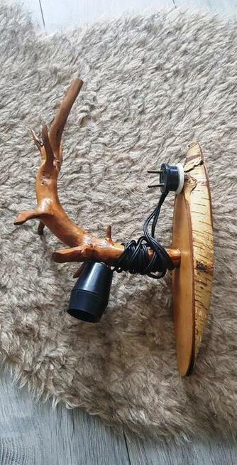 Stara lampa na korzeniu