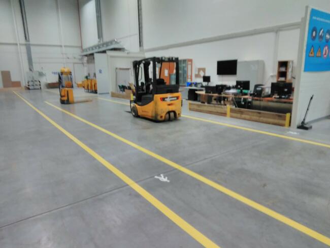 Oznakowanie Poziome malowanie pasów i linii. Parking magazyn