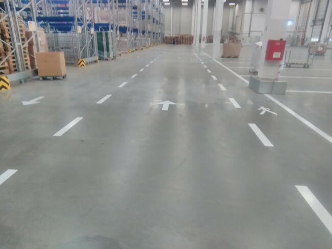 Oznakowanie Poziome malowanie pasów i linii. Parking magazyn