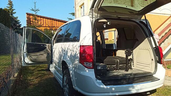 Dodge Caravan przystosowany do przewozu niepełnosprawnych