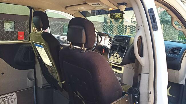 Dodge Caravan przystosowany do przewozu niepełnosprawnych