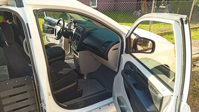 Dodge Caravan przystosowany do przewozu niepełnosprawnych