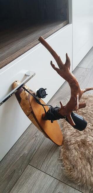 Stara lampa na korzeniu