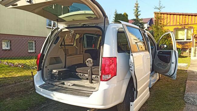 Dodge Caravan przystosowany do przewozu niepełnosprawnych