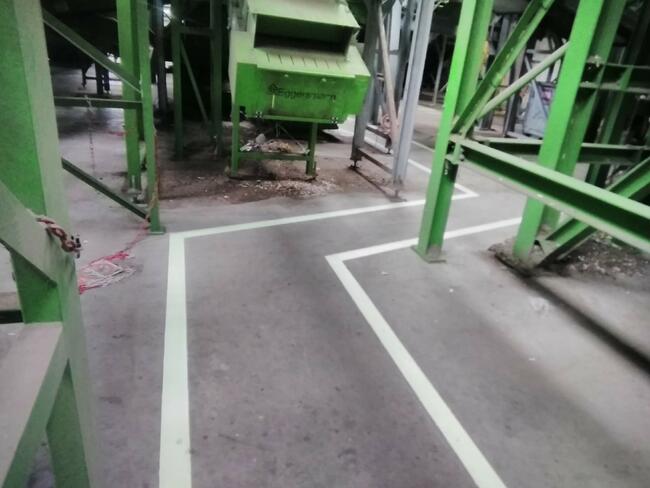 Oznakowanie Poziome malowanie pasów i linii. Parking magazyn