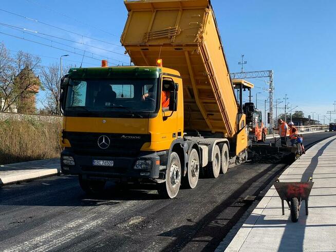 Układanie asfaltu, wynajem rozściełacza