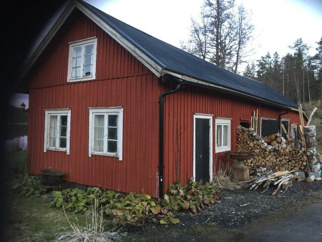 Dom w Szwecji, nad jeziorem w lesie, duża działka. Szwecja.