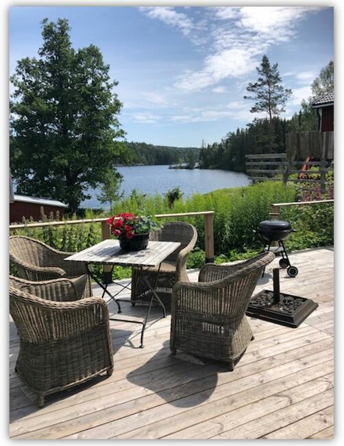 Dom w Szwecji, nad jeziorem w lesie, duża działka. Szwecja.