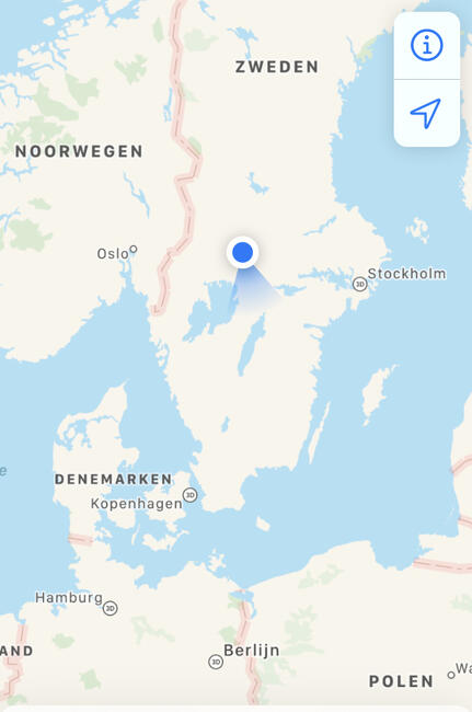 Dom w Szwecji, nad jeziorem w lesie, duża działka. Szwecja.