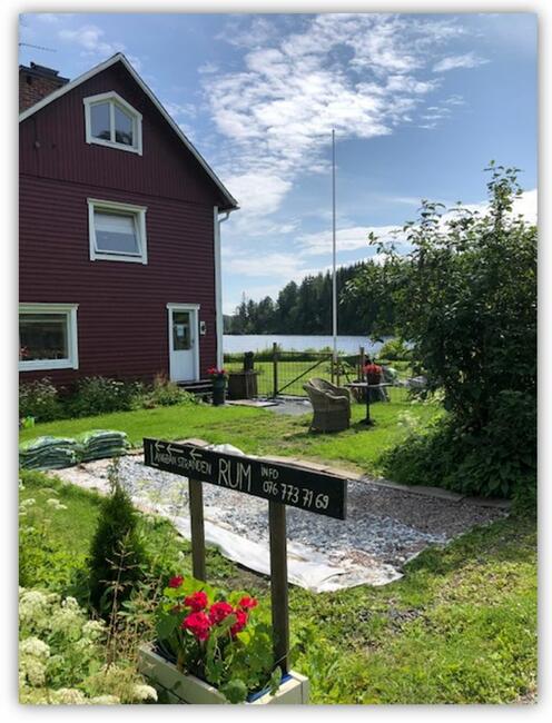 Dom w Szwecji, nad jeziorem w lesie, duża działka. Szwecja.