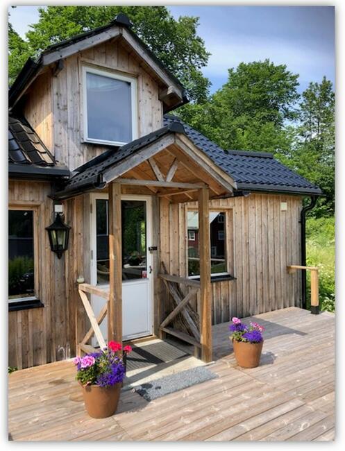 Dom w Szwecji, nad jeziorem w lesie, duża działka. Szwecja.