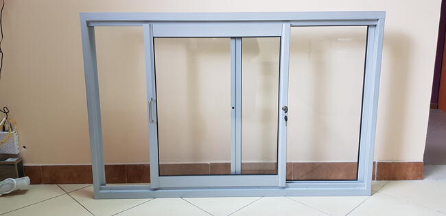 OKNO podawcze przesuwne w bok, przesuwane do baru kontenera