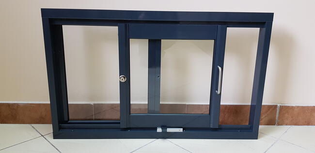 OKNO podawcze przesuwne w bok, przesuwane do baru kontenera