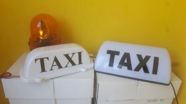 KOGUT taxi szpakówka gapa na magnesie biały kogut Kraków wys